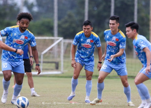 Xuan Son dribblar bollen, lagkamraterna tittar med vördnad på: Han kommer definitivt att spela i matchen mot Laos - Foto 7.