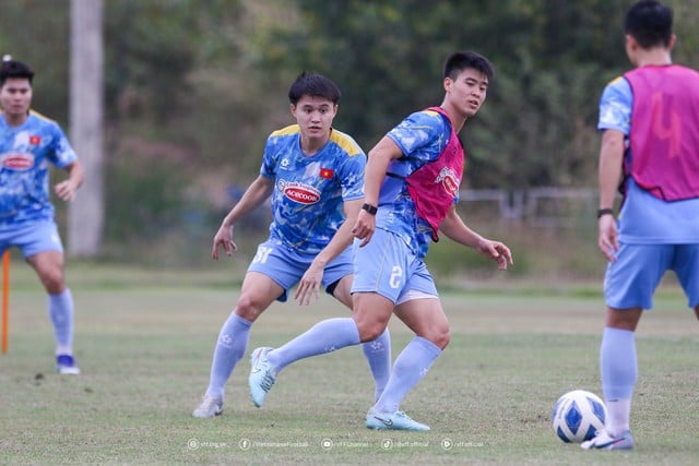 Xuan Son dribblar bollen, lagkamraterna tittar med vördnad på: Han kommer definitivt att spela i matchen mot Laos - Foto 8.