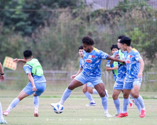 Xuan Son dribblar bollen, lagkamraterna tittar med vördnad på: Han kommer definitivt att spela i matchen mot Laos - Foto 9.