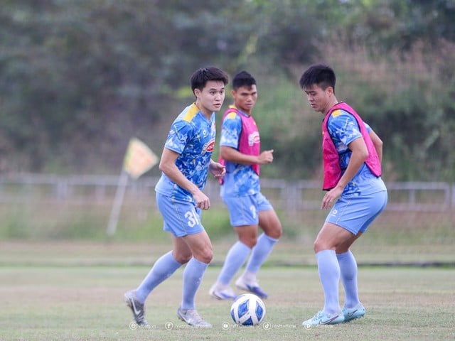 Xuan Son dribblar bollen, lagkamraterna tittar med vördnad på: Han kommer definitivt att spela i matchen mot Laos - Foto 12.