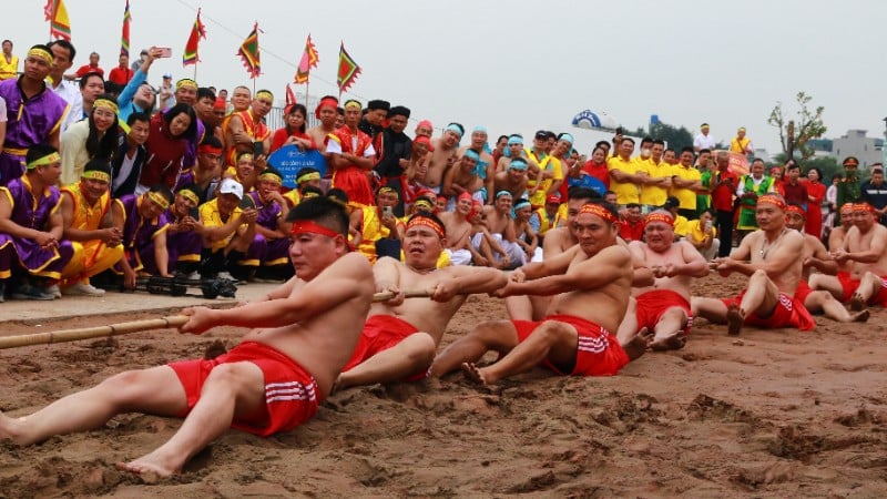 Vystoupení „domácího“ svěřence Long Bien v přetahování lanem je vždy atraktivní a sklidí nadšený potlesk publika.