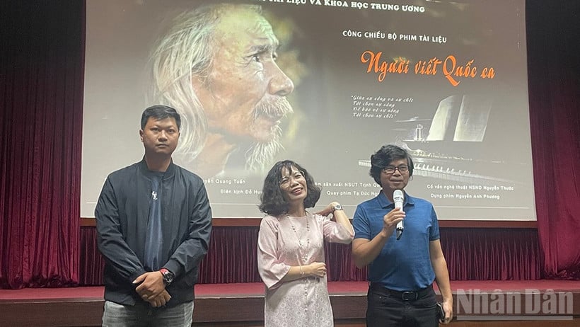 ডান থেকে বামে: পরিচালক ত্রিন কোয়াং তুং, পরিচালক ড্যাং লিন এবং ক্যামেরাম্যান ডুক নগুয়েন।