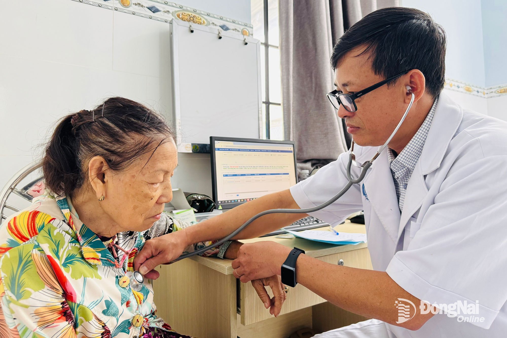 ប្រជាជនទទួលការពិនិត្យធានារ៉ាប់រងសុខភាពនៅស្ថានីយសុខភាពឃុំ Phuoc Thai ខេត្ត Dong Nai។ រូបថត៖ Hanh Dung