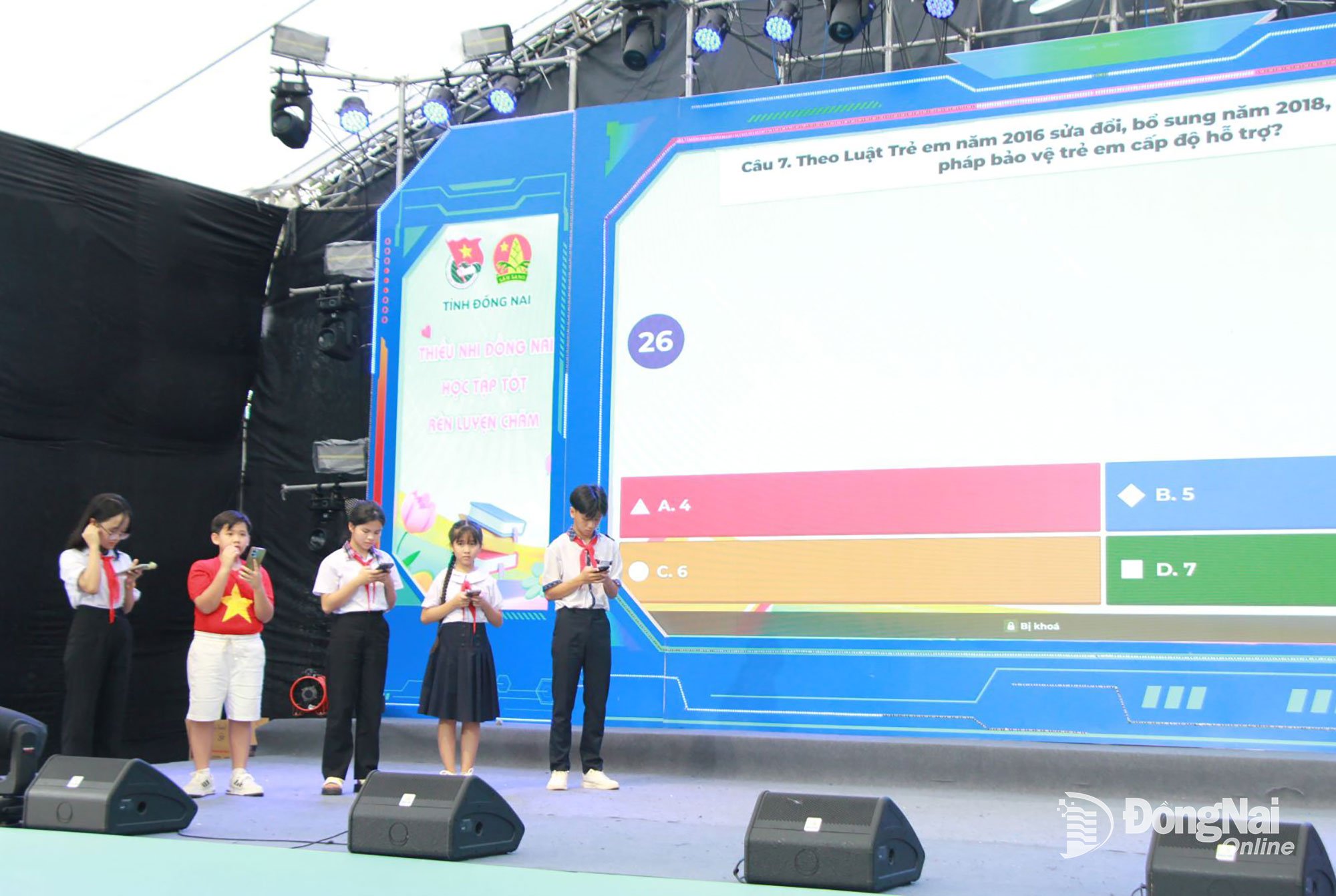 តំណាងក្រុមដែលចូលរួមក្នុងការធ្វើតេស្តចំណេះដឹង។ រូបថត៖ Nga Son