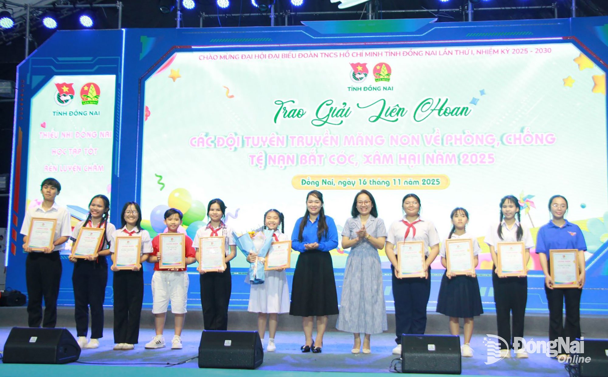 ប្រតិភូផ្តល់រង្វាន់ដល់ក្រុមដែលចូលរួមក្នុងពិធីបុណ្យ។ រូបថត៖ Nga Son