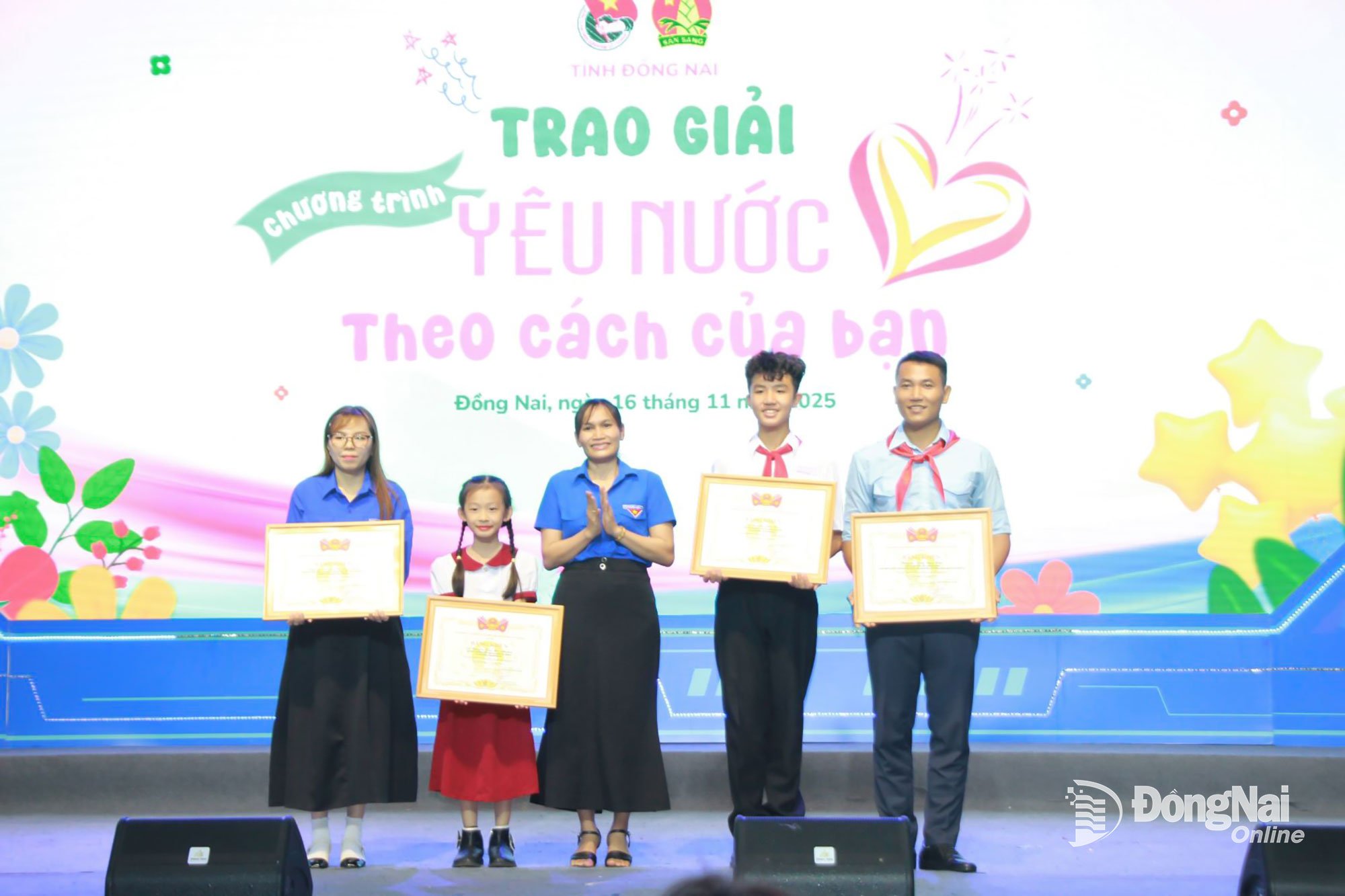 សហភាពសហព័ន្ធយុវជនខេត្ត និងក្រុមប្រឹក្សាសហភាពយុវជនខេត្ត បានរៀបចំពិធីប្រគល់វិញ្ញាបនបត្រគុណវុឌ្ឍិ ពីក្រុមប្រឹក្សាសហភាពយុវជនថ្នាក់កណ្តាល ដល់បុគ្គលដែលសម្រេចបានលទ្ធផលឆ្នើមក្នុងវិស័យកីឡា ការប្រកួត និងកម្មវិធីនានា។ រូបថត៖ Nga Son