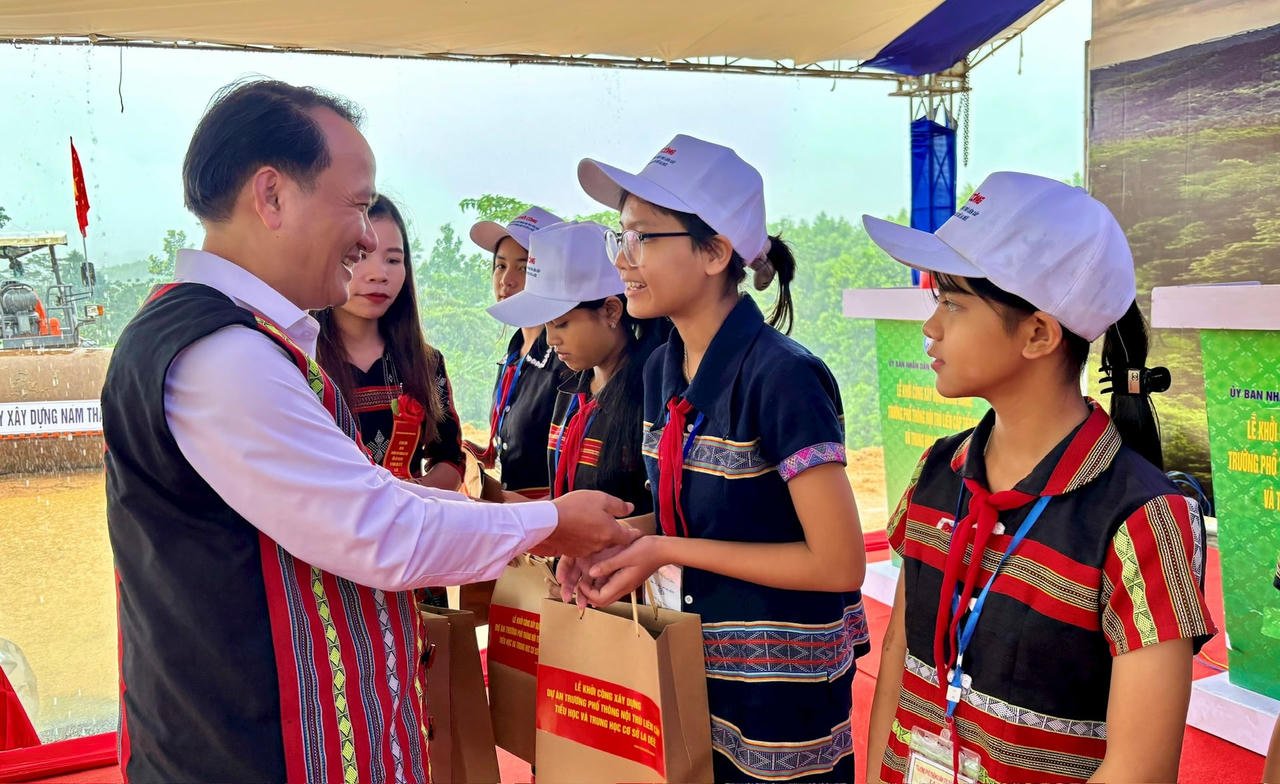 Nguyen Dinh Vinh, plaatsvervangend secretaris van het partijcomité van de stad Da Nang, overhandigt geschenken aan excellente studenten die moeilijkheden overwinnen in de gemeente La Dee.