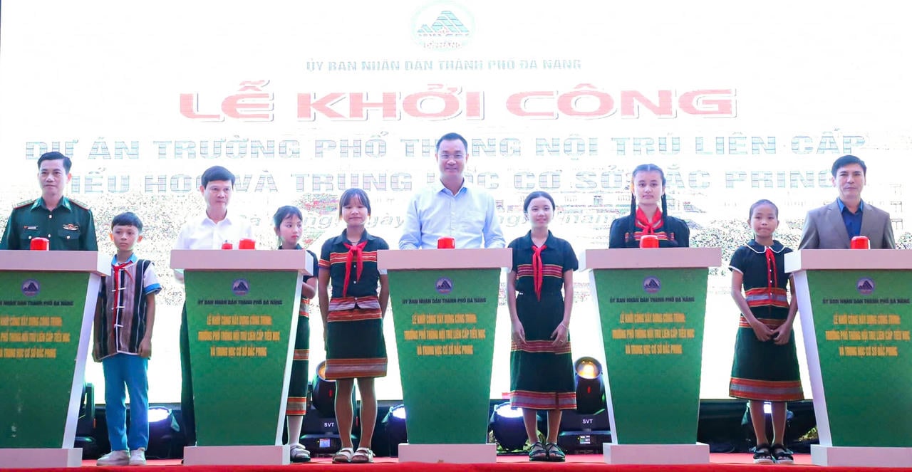 Afgevaardigden verrichtten de eerstesteenlegging bij het Dac Pring Primary and Secondary Boarding School-project.