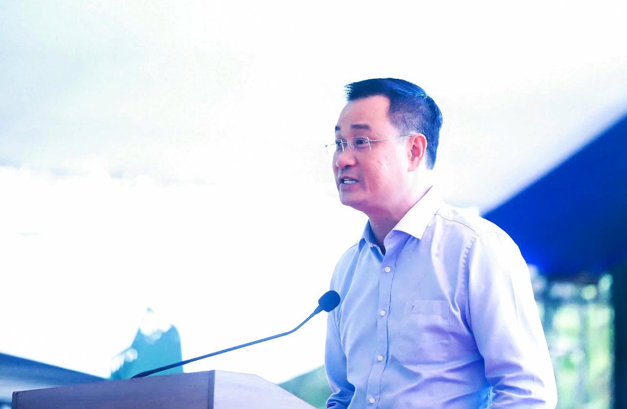 Le Ngoc Quang, secretaris van het stadspartijcomité van Da Nang, spreekt tijdens de eerste steenlegging van het Dac Pring basisschool- en voortgezette internaatproject.