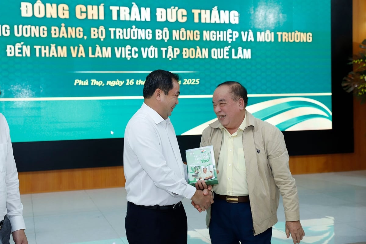 «Å spre gode modeller er også en måte å gi bønder mer inntekt, et mer blomstrende landbruk og et tryggere miljø», bekreftet minister Tran Duc Thang. Foto: Khuong Trung. 'Lan tỏa các mô hình tốt cũng là cách mang lại thu nhập cho bà con nông dân nhiều hơn, nông nghiệp thịnh vượng hơn, môi trường an lành hơn', Bộ trưởng Trần Đức Thắng khẳng định. Ảnh: Khương Trung.