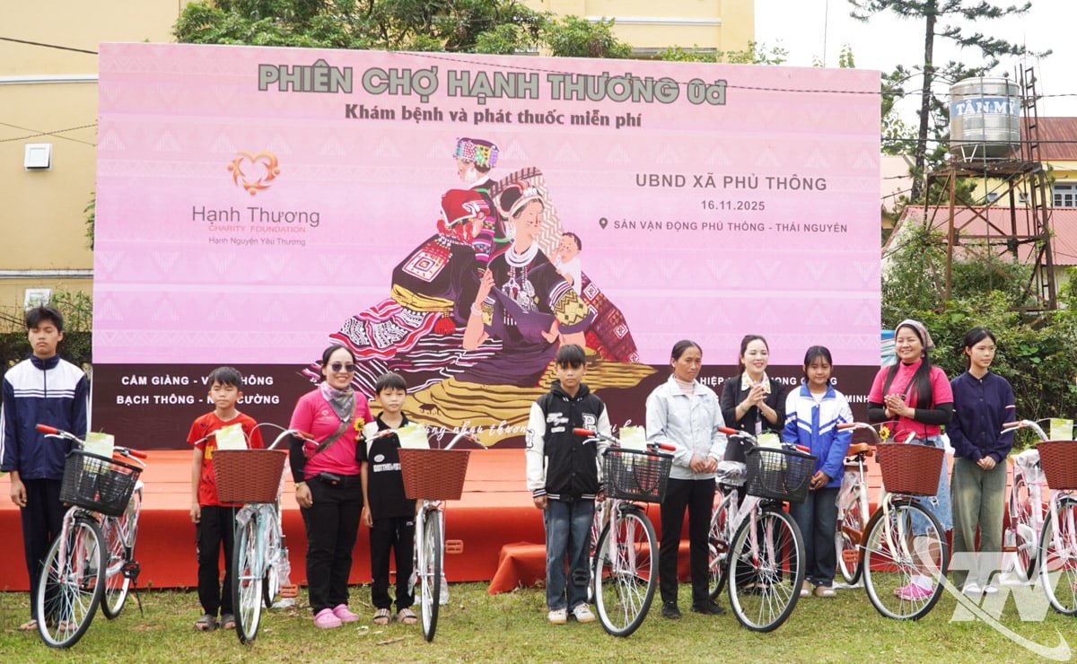 The Organizing Committee gave bicycles to students in difficult circumstances at the Fair.