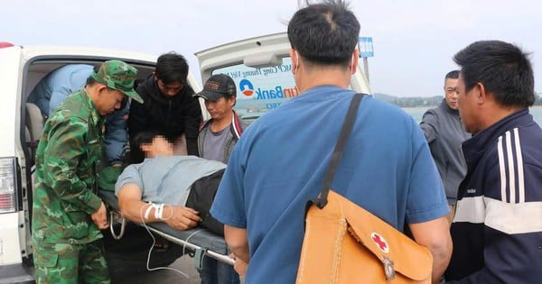 Vượt sóng lớn giữa biển chuyển bệnh nhân đột quỵ vào đất liền cấp cứu