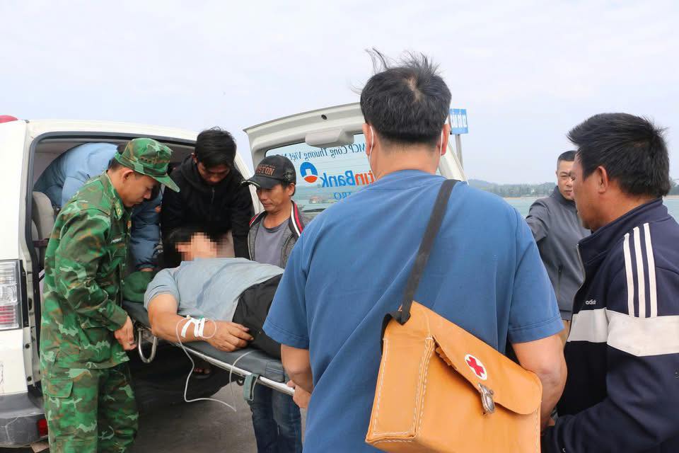 Vượt sóng lớn giữa biển chuyển bệnh nhân đột quỵ vào đất liền cấp cứu- Ảnh 2.