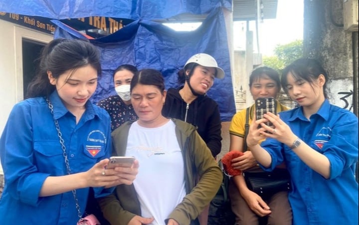 Thanh Hoa terjeszti a „Digitális oktatás mindenkinek” mozgalmat, erőteljes változást hozva a digitális társadalom alulról építkezésébe – 1. kép. Thanh Hóa lan tỏa phong trào “Bình dân học vụ số”, tạo chuyển biến mạnh mẽ trong xây dựng xã hội số từ cơ sở- Ảnh 1.