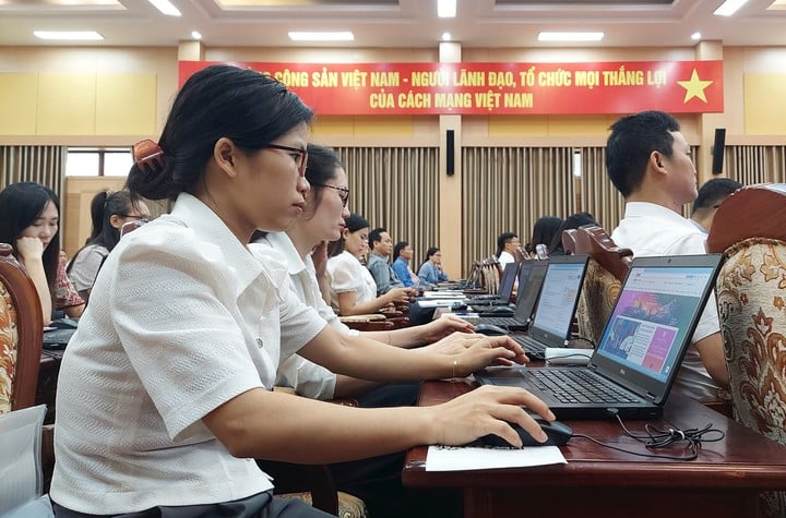 Thanh Hoa terjeszti a „Digitális oktatás mindenkinek” mozgalmat, erőteljes változást hozva a digitális társadalom alulról építkezésébe – 2. kép. Thanh Hóa lan tỏa phong trào “Bình dân học vụ số”, tạo chuyển biến mạnh mẽ trong xây dựng xã hội số từ cơ sở- Ảnh 2.