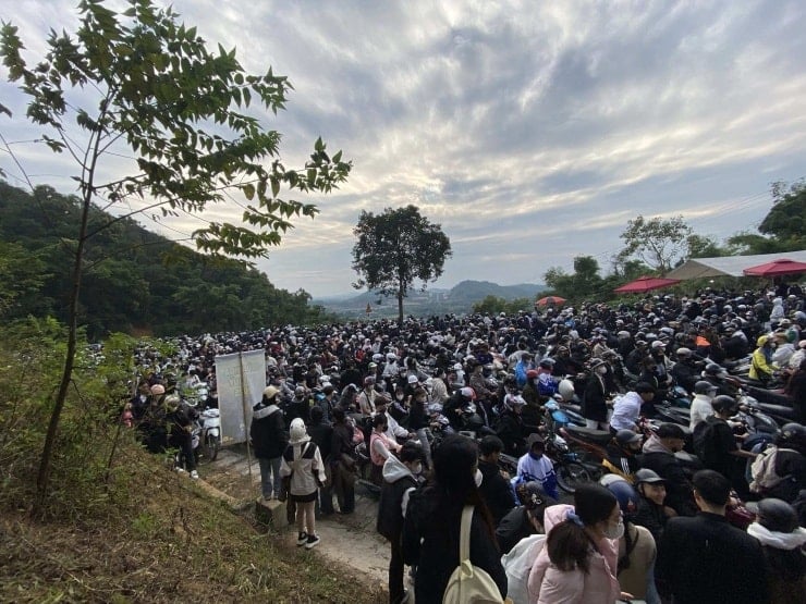 كان الطريق المؤدي إلى منتزه با في الوطني مزدحمًا بالناس والمركبات في صباح يوم 16 نوفمبر.