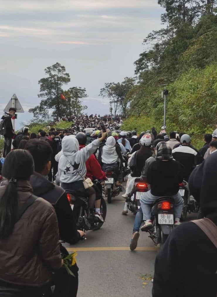 توجه العديد من الأشخاص إلى الطريق المؤدي إلى منتزه با في الوطني صباح يوم 16 نوفمبر.