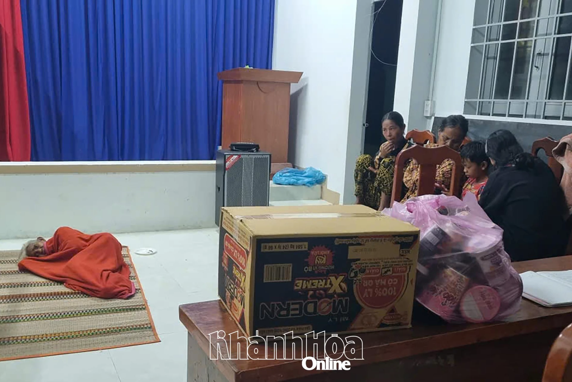 Les ménages à la salle des fêtes du village.