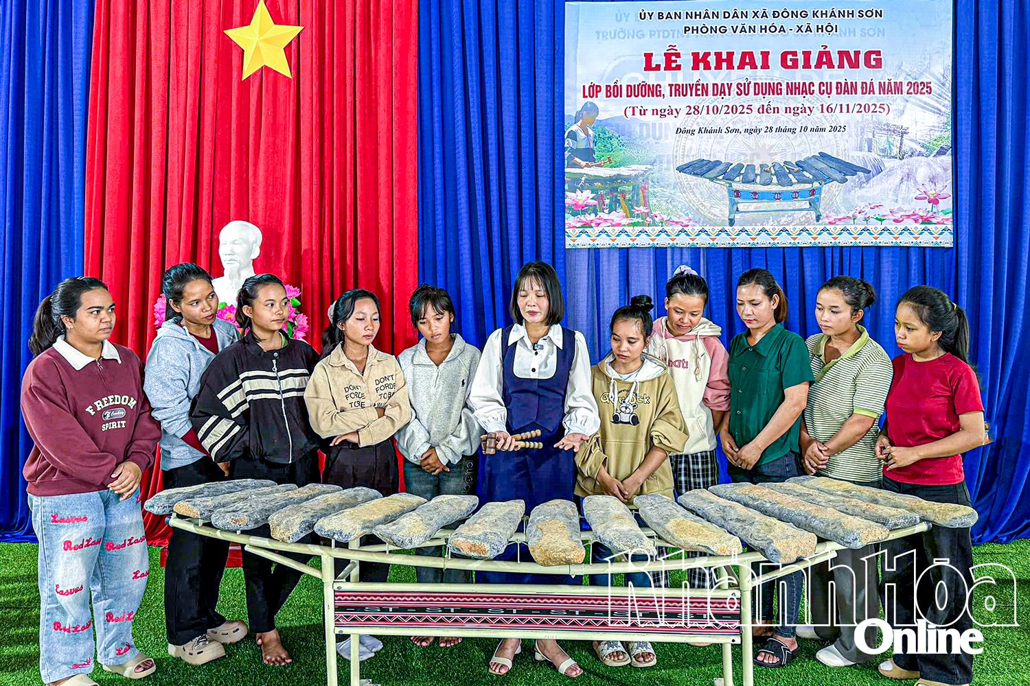 Docent Nguyen Ngoc Kieu Ngan instrueert studenten op lithofoon.