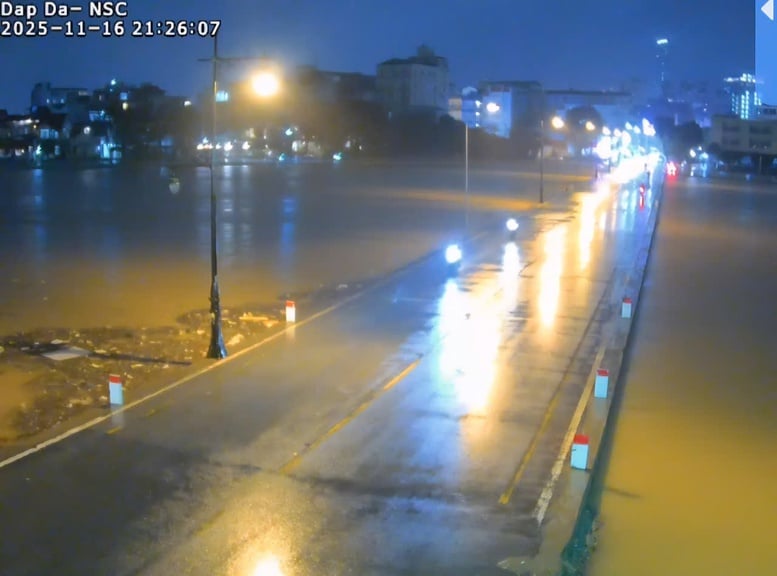 ភ្លៀងធ្លាក់ខ្លាំងលើផ្ទៃដីធំ ព្រមានទឹកជំនន់ធំៗនៅទន្លេ Da Nang និង Hue - រូបថត ២. Mưa lớn trên diện rộng, cảnh báo lũ lớn trên các sông ở Đà Nẵng và Huế- Ảnh 2.