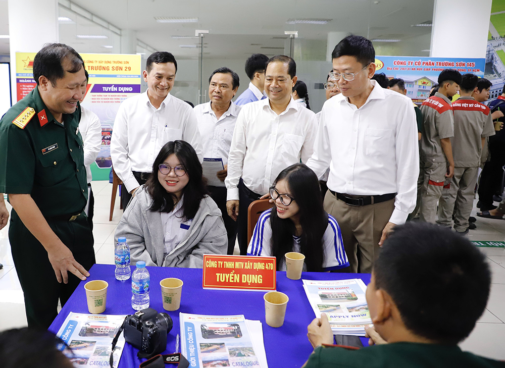 निर्माण श्रमिकों के लिए रोजगार के अवसरों को जोड़ना