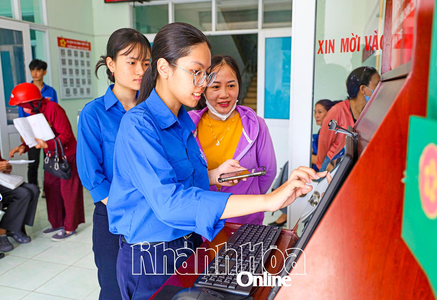 សមាជិកសម្ព័ន្ធយុវជននៃវួដ Nam Nha Trang គាំទ្រប្រជាជនក្នុងការអនុវត្តនីតិវិធីរដ្ឋបាលតាមអ៊ីនធឺណិត។