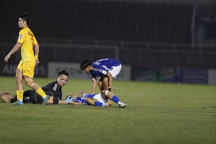 Cầu thủ 15 tuổi ngã quỵ tạo trong chiến thắng của nữ TP HCM - Ảnh 2.