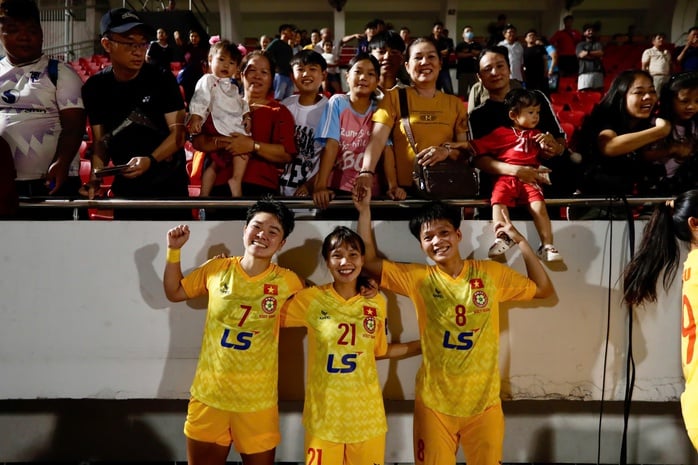 Cầu thủ 15 tuổi ngã quỵ tạo trong chiến thắng của nữ TP HCM - Ảnh 7.