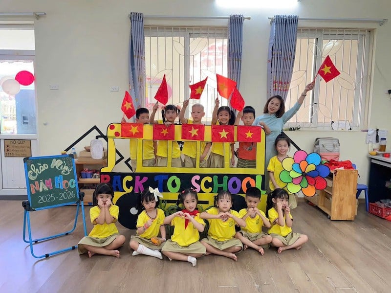 Cao Thi Thu Hien tanár és a diákok az új, 2025-2026-os tanév első napján.