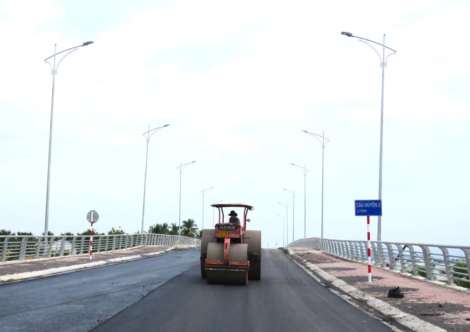 Byggenheten har slutfört den andra asfaltbeläggningen av Huyen 2-broprojektet.