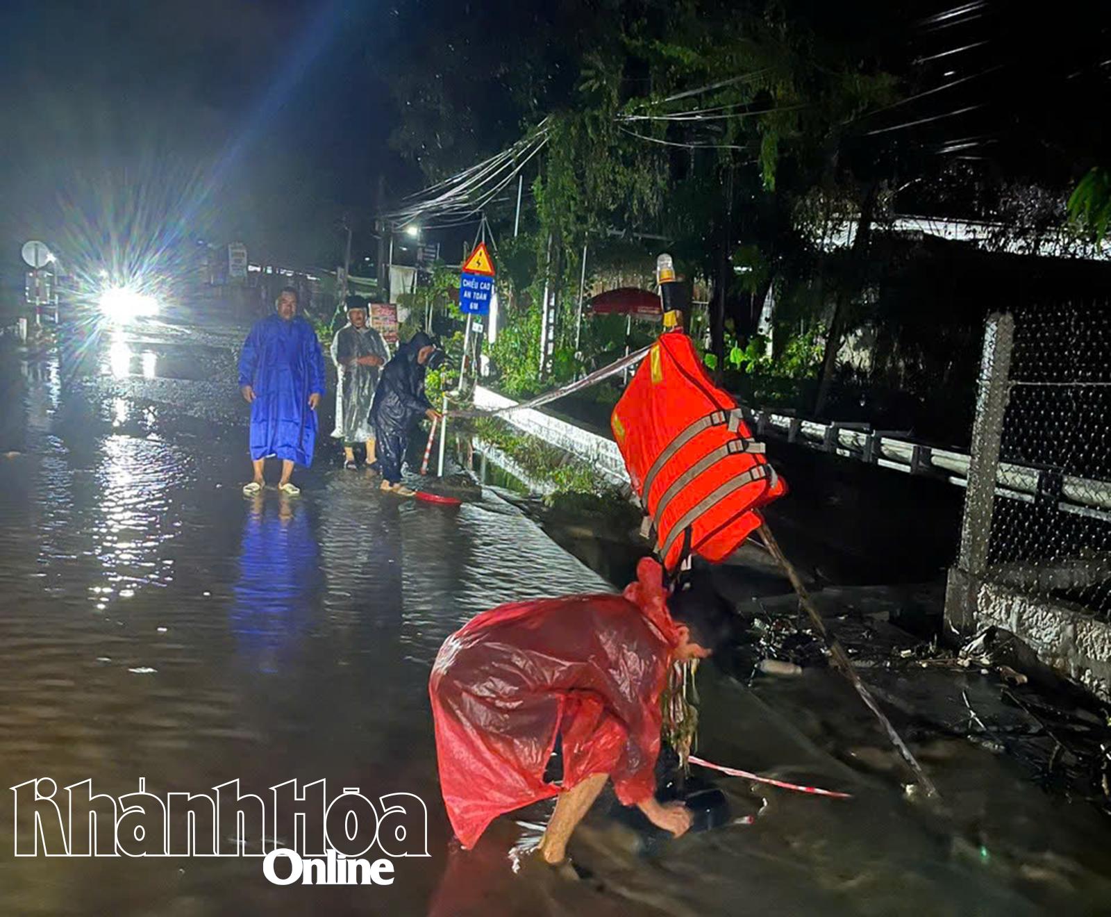 De funktionella styrkorna i kommunen Nam Cam Ranh organiserade kontrollpunkter och trafikomledningar för att garantera säkerheten i översvämmade områden på riksväg 27B.