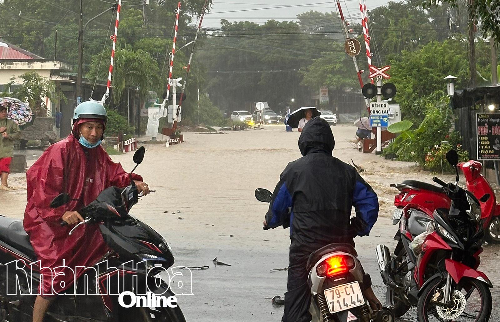 Många motorcyklister vågade inte riskera att korsa tågövergångsområdet.