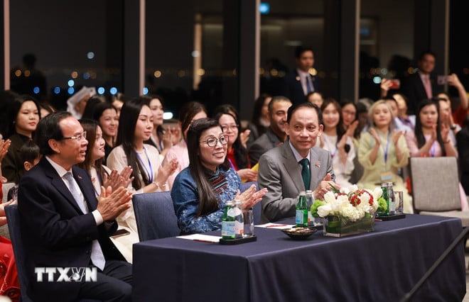 Agenția de știri din Vietnam - Prim-ministrul s-a întâlnit cu personalul Ambasadei și cu comunitatea vietnameză din Kuweit-4.jpg