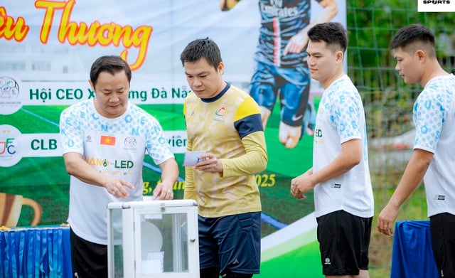 អ្នកកាសែត Da Nang រៀបចំការប្រកួតបាល់ទាត់ ដើម្បីប្រមូលថវិកាជួយសង្រ្គោះគ្រោះមហន្តរាយ - រូបថត ១. Các nhà báo Đà Nẵng tổ chức giải bóng đá gây quỹ ủng hộ vùng thiên tai- Ảnh 1.