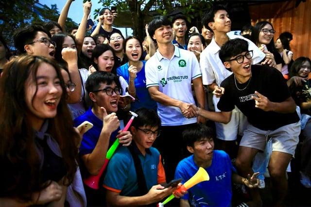 Công Phượng, Xuân Trường, Minh Vương lan tỏa cảm xúc mạnh mẽ ở giải sinh viên UEH - Ảnh 4.