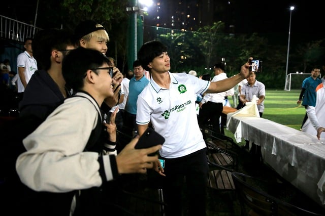Công Phượng, Xuân Trường, Minh Vương lan tỏa cảm xúc mạnh mẽ ở giải sinh viên UEH - Ảnh 6.