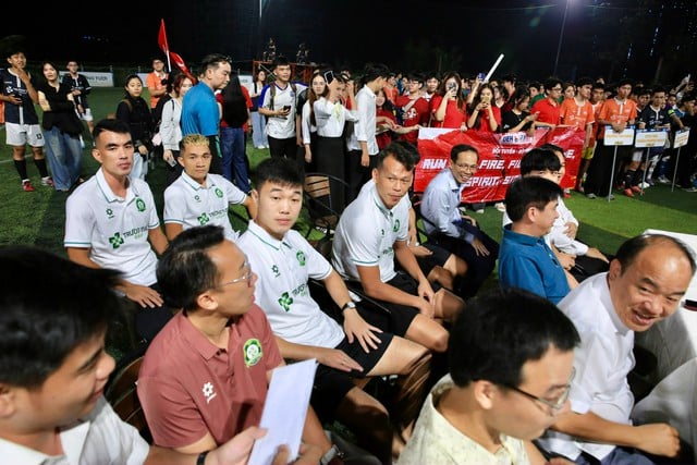 Công Phượng, Xuân Trường, Minh Vương lan tỏa cảm xúc mạnh mẽ ở giải sinh viên UEH - Ảnh 10.