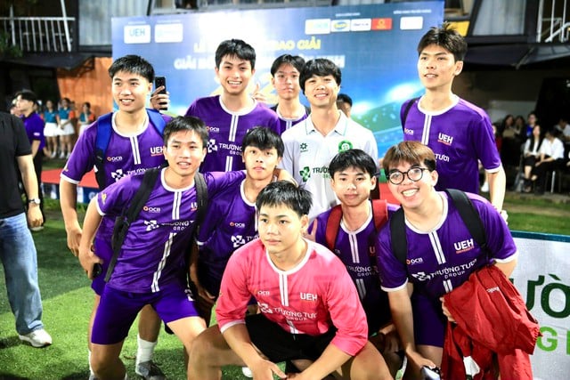 Công Phượng, Xuân Trường, Minh Vương lan tỏa cảm xúc mạnh mẽ ở giải sinh viên UEH - Ảnh 11.