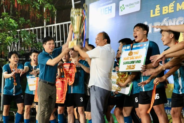 Công Phượng, Xuân Trường, Minh Vương lan tỏa cảm xúc mạnh mẽ ở giải sinh viên UEH - Ảnh 12.