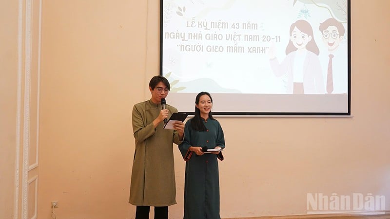 Feiring av 43-årsjubileet for den vietnamesiske lærerdagen i Russland.