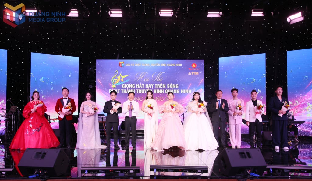 ການນຳພະແນກວັດທະນະທຳ, ກິລາ ແລະ ທ່ອງທ່ຽວ ແລະ ການນຳໜັງສືພິມ ແລະ ໂທລະພາບ ແຂວງ ກວາງນິງ ໄດ້ມອບດອກໄມ້ອວຍພອນໃຫ້ແກ່ຜູ້ເຂົ້າແຂ່ງຂັນດີເດັ່ນ 10 ຄົນ ທີ່ເຂົ້າຮ່ວມຮອບສຸດທ້າຍ.