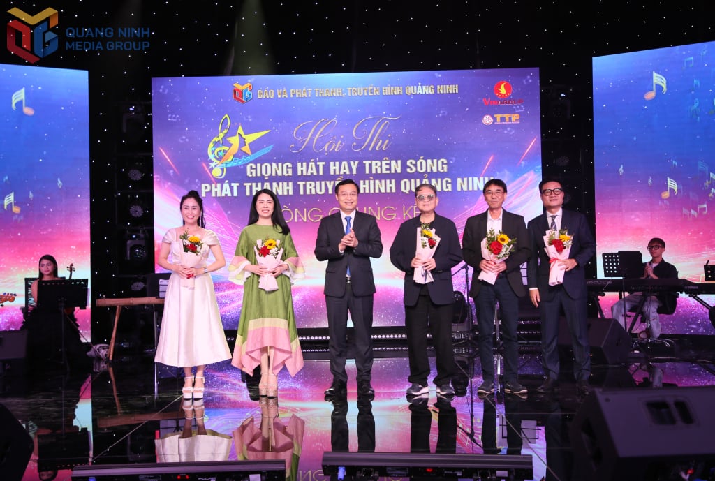 ສະຫາຍ ຫງວຽນເທເລີມ, ກໍາມະການພັກແຂວງ, ກໍາມະການ, ບັນນາທິການໃຫຍ່ໜັງສືພິມ ແລະ ໂທລະພາບ ກວາງນິງ, ຫົວໜ້າຄະນະຊີ້ນໍາການແຂ່ງຂັນໄດ້ມອບດອກໄມ້ໃຫ້ຄະນະກໍາມະ.