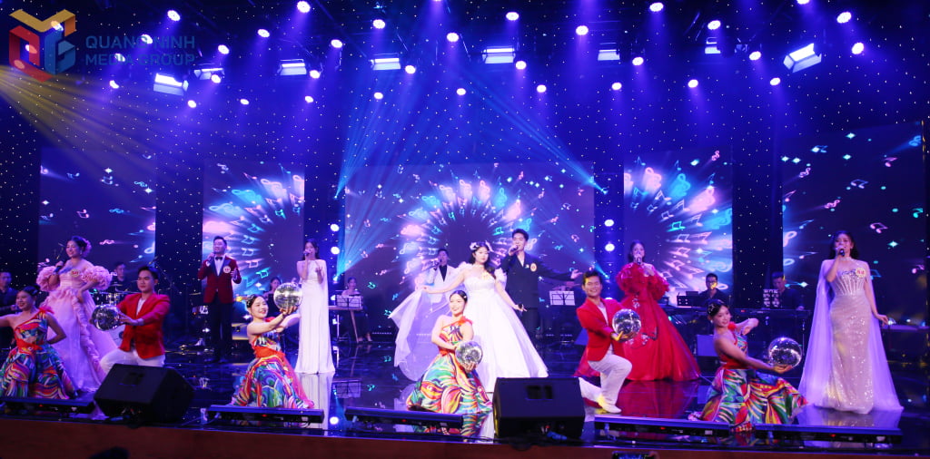 10 ຜູ້ເຂົ້າຮ່ວມທີ່ດີທີ່ສຸດປະຕິບັດເພງ