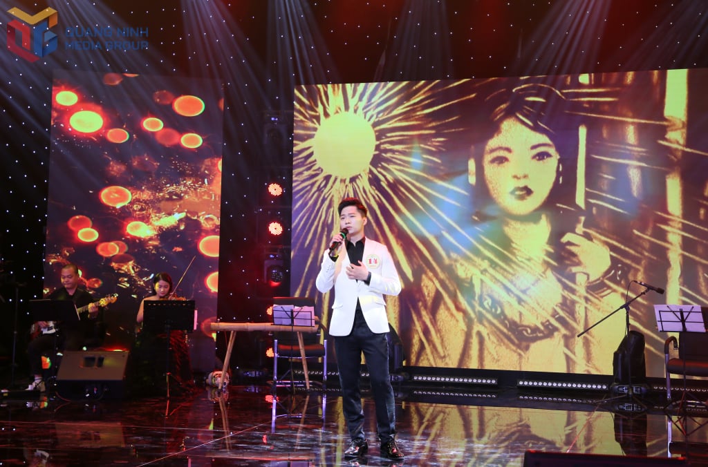 ນັກປະກວດ ຫງວຽນວັນທິ (ສະຖາບັນດົນຕີແຫ່ງຊາດຫວຽດນາມ) ໄດ້ໄຂຂຶ້ນຮອບສຸດທ້າຍ.