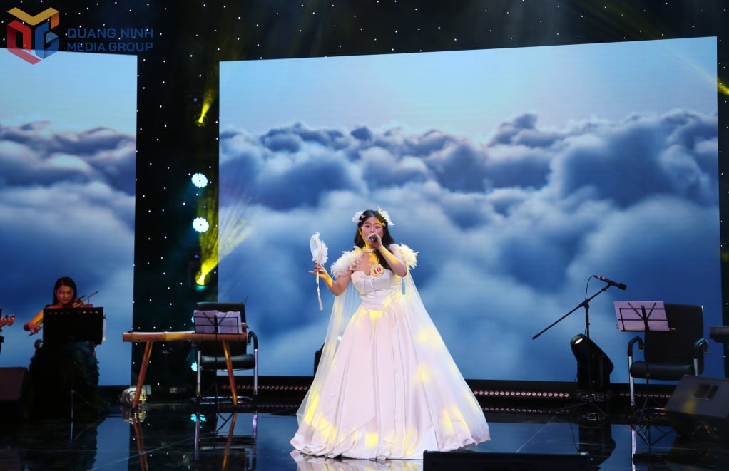 ນັກປະກວດ ຫງວຽນຮ່ວາງບ໋າງ (ມະຫາວິທະຍາໄລຮ່າລອງ), ຜູ້ເຂົ້າຮ່ວມການປະກວດໄດ້ສະແດງນ້ຳສຽງທີ່ມີພະລັງຂອງຕົນດ້ວຍບົດເພງ.