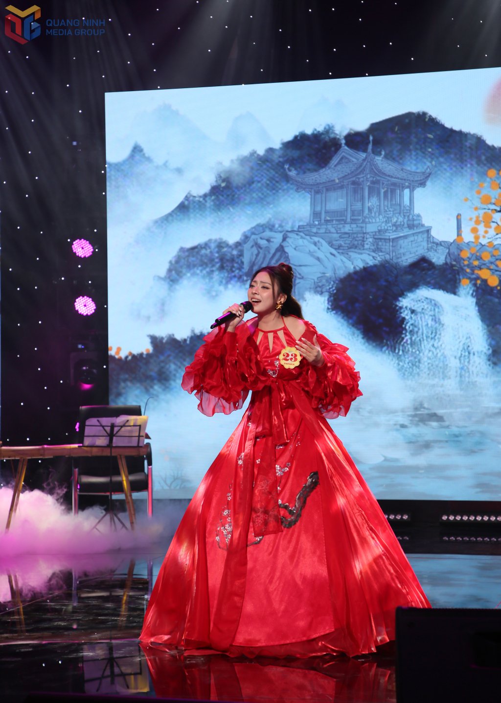 ຜູ້ສະໝັກ ຫງວຽນບ໋າວແອງ (ມະຫາວິທະຍາໄລສະແດງສິລະປະແລະຮູບເງົາ) ປະຕິບັດເພງ