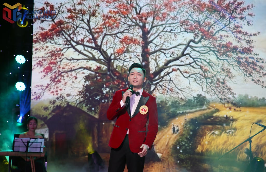 ນັກປະກວດ ຫງວຽນຕວນແອງ (ສະຖາບັນດົນຕີແຫ່ງຊາດຫວຽດນາມ) ໄດ້ສະແດງນ້ຳສຽງທີ່ຫວານຊື່ນໃນບັນດາບົດເພງພື້ນເມືອງ ດ້ວຍບົດເພງ.