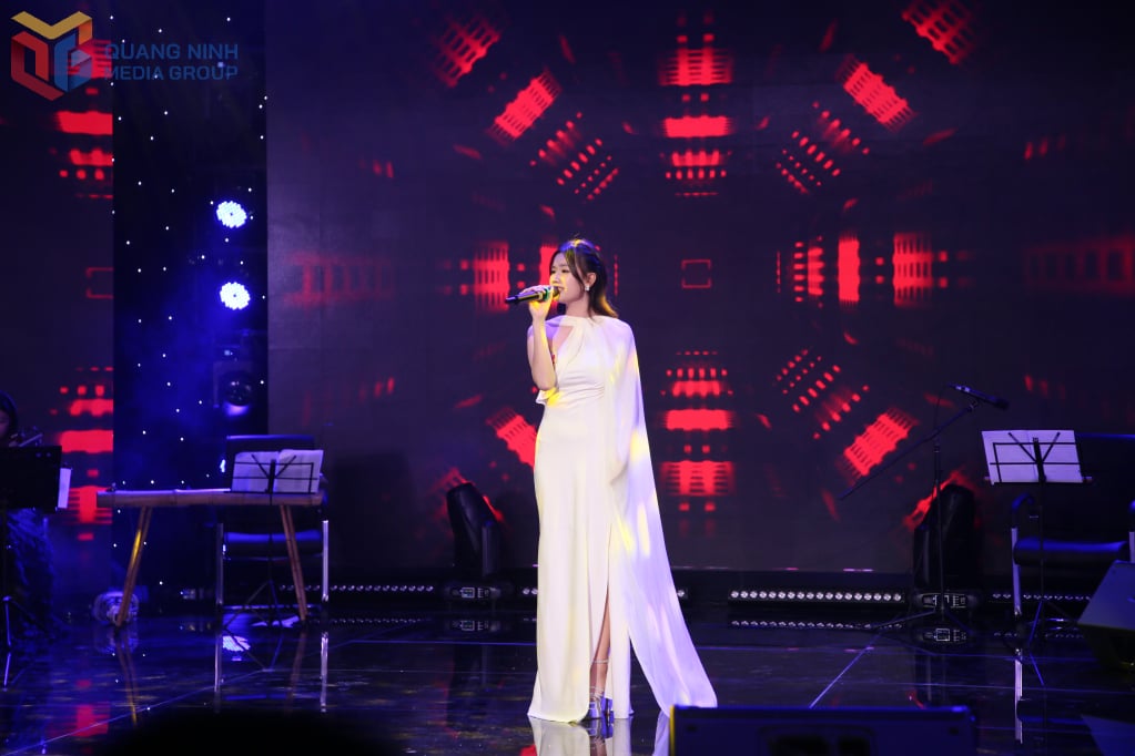 ຜູ້ປະກວດ ຫງວຽນແຄ໋ງຮ່ວາ ໄດ້ສະແດງໃຫ້ເຫັນນ້ຳສຽງອັນເລິກເຊິ່ງ, ອາລົມຈິດຂອງຕົນໃນສຽງດົນຕີທີ່ເບົາບາງກັບເພງ