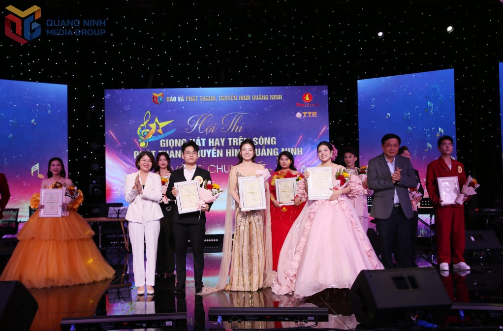 ຄະນະຈັດຕັ້ງໄດ້ມອບລາງວັນທີສອງໃຫ້ຜູ້ເຂົ້າແຂ່ງຂັນ.