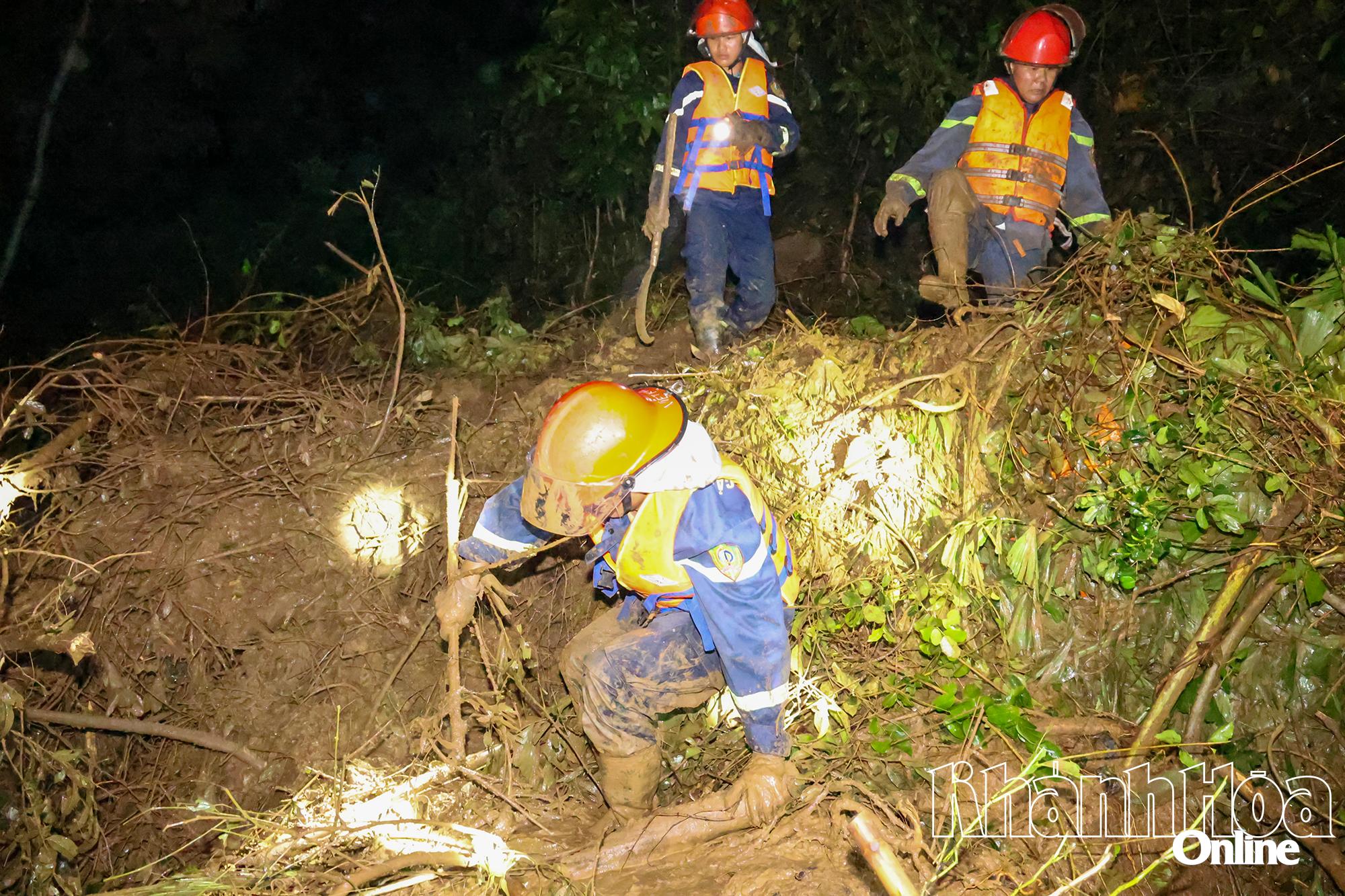 អាជ្ញាធរបានទៅជិតកន្លែងបាក់ដី។